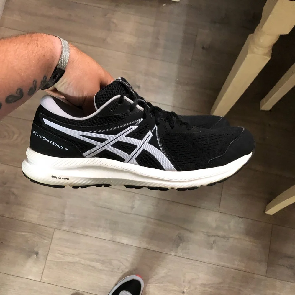 Women’s ASICS Gel Contend 7 Black White size 10